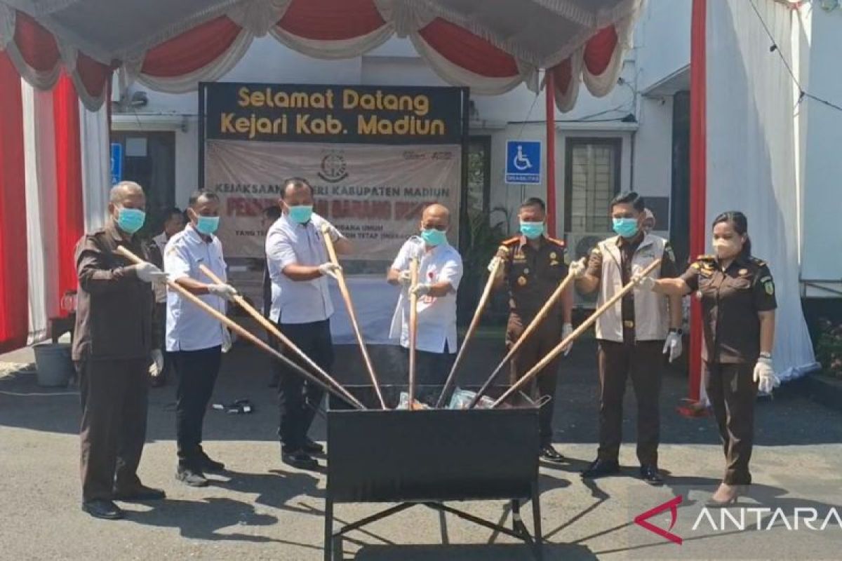 Kejari Madiun musnahkan barang bukti 17 perkara hukum