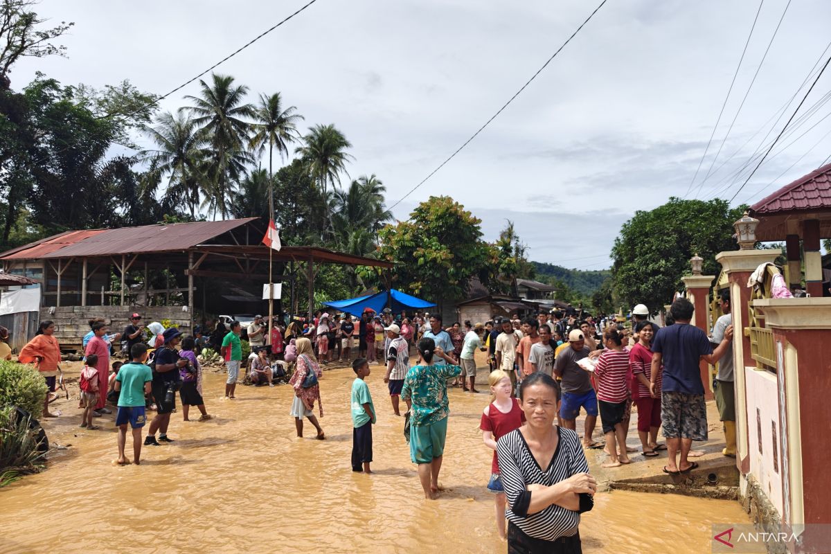 Government handles nearly 900,000 evacuees in Sumatra, BNPB says