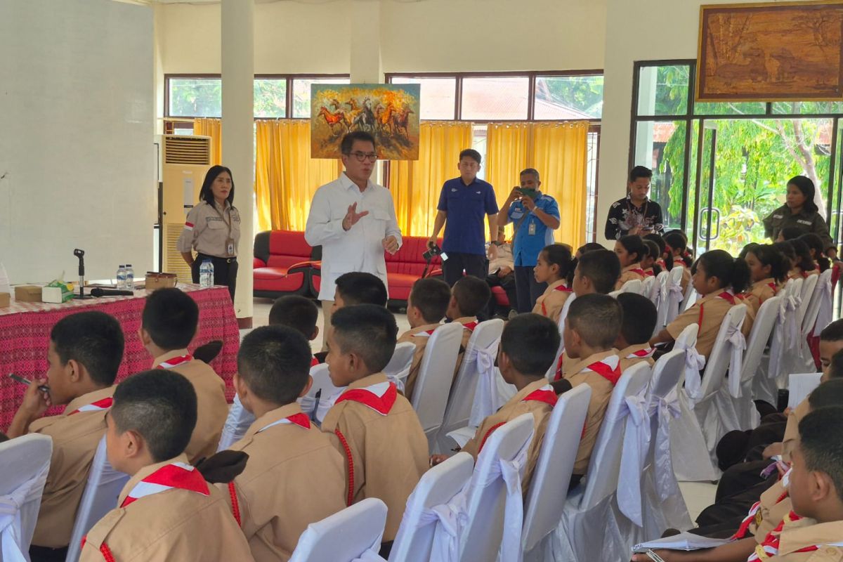 TVRI membina siswa Sekolah Rakyat Kupang tingkatkan cinta tanah air lewat fotografi