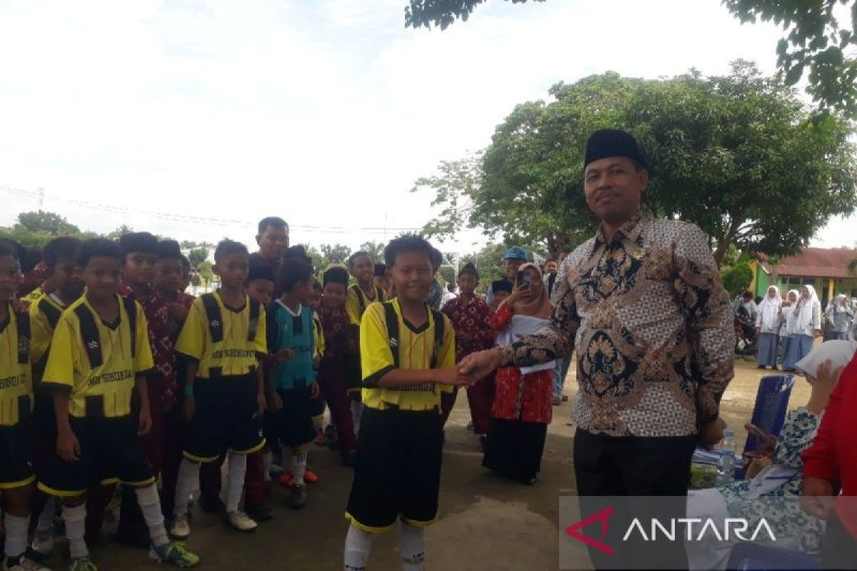 Turnamen sepak bola antar pelajar MI Kemenag Palas, MIN Sibuhuan Juara I