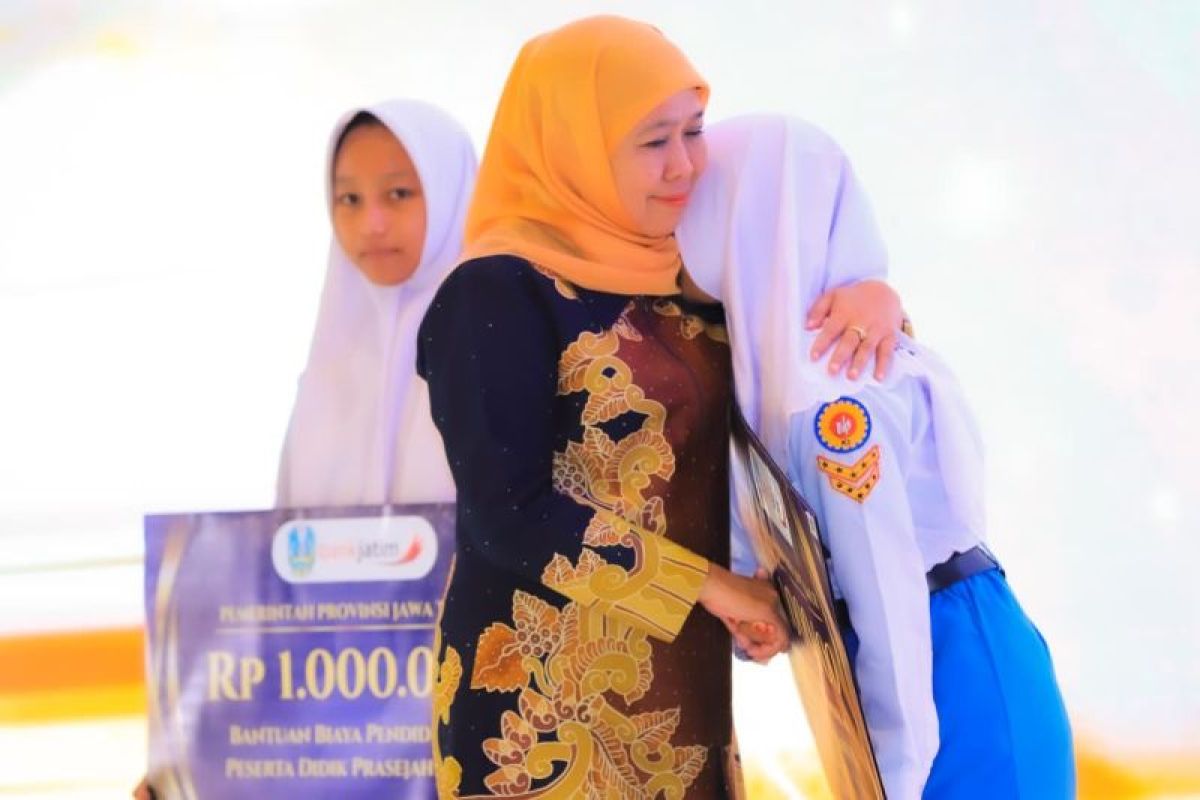 Pemprov Jatim salurkan bantuan pendidikan bagi 48.077 siswa