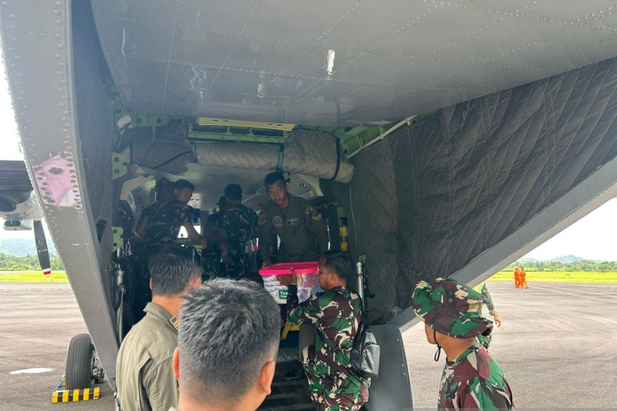 TNI kerahkan pesawat angkut bawa 1,2 ton logistik ke Sibolga