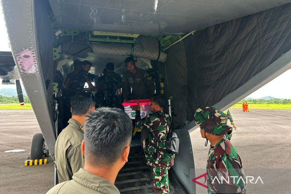TNI kerahkan pesawat angkut bawa 1,2 ton logistik ke Sibolga