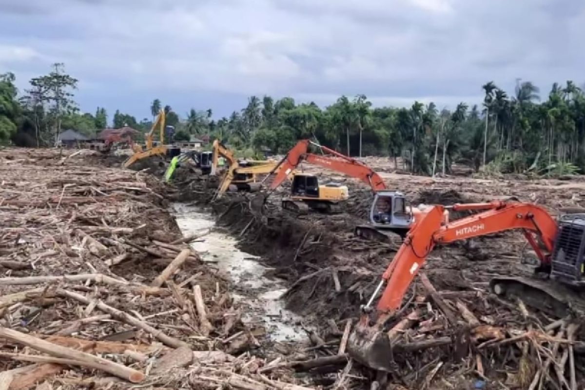 Kementerian PU mengerahkan 21 alat berat untuk memulihkan sungai di Aceh