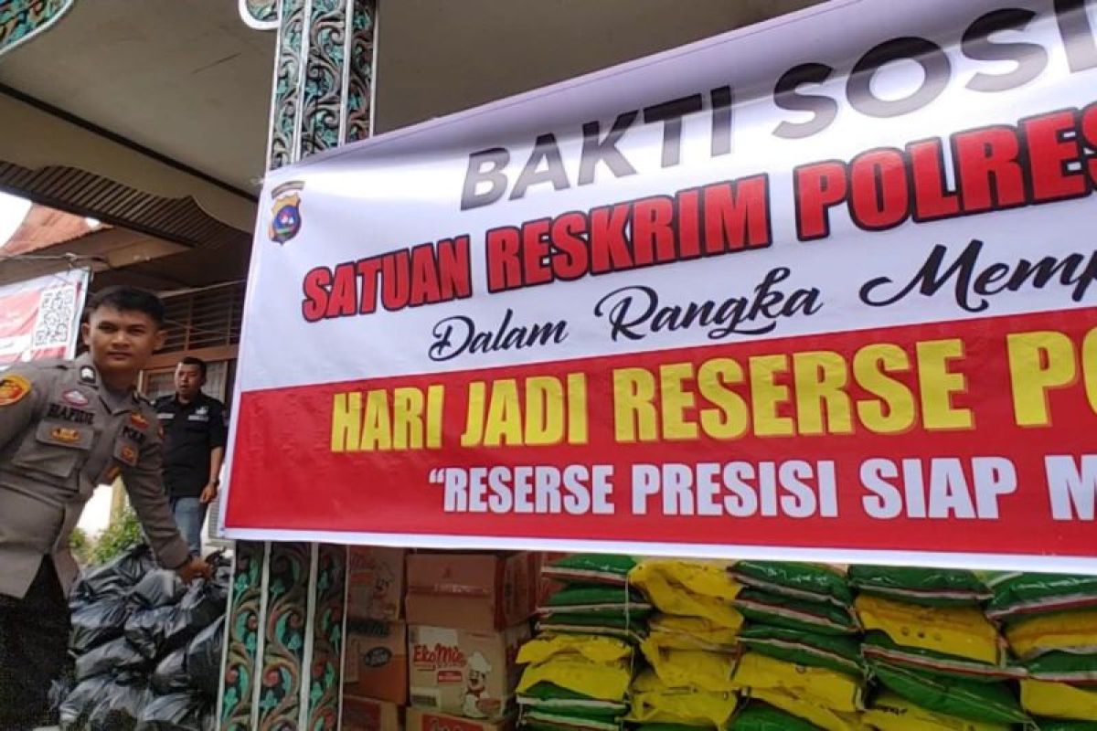 Satreskrim Polresta Padang serahkan bantuan bencana di Pauh