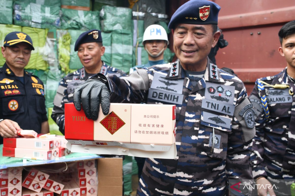 TNI AL menggagalkan penyelundupan dua kontainer rokok ilegal di Pontianak