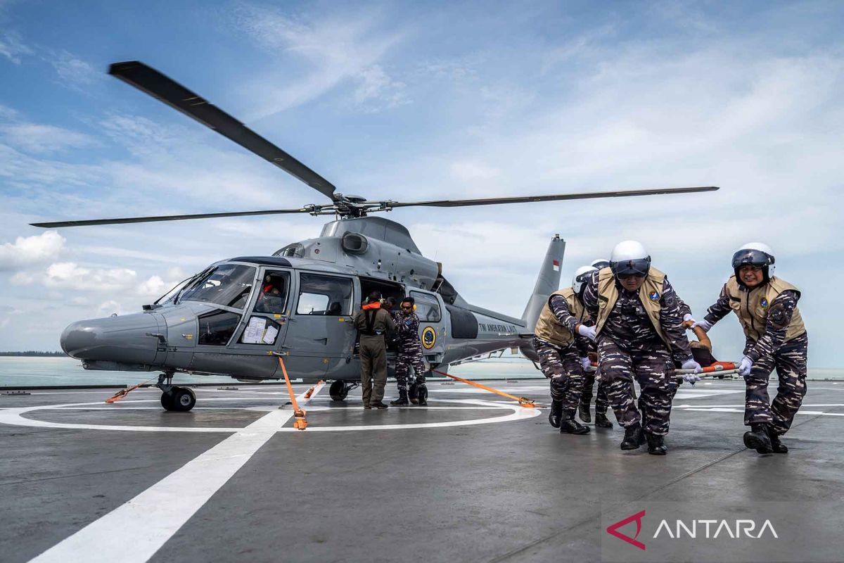 Terkendala jalur darat, TNI AL evakuasi korban bencana alam lewat udara