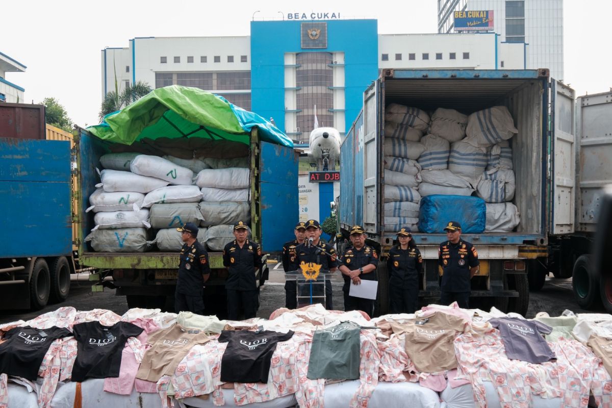 Bea Cukai sita tiga kontainer dan 2 truk garmen ilegal