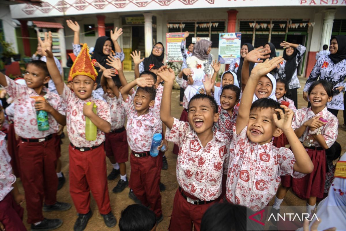 Simak lagi warta soal buku sejarah Indonesia, bantuan akses internet