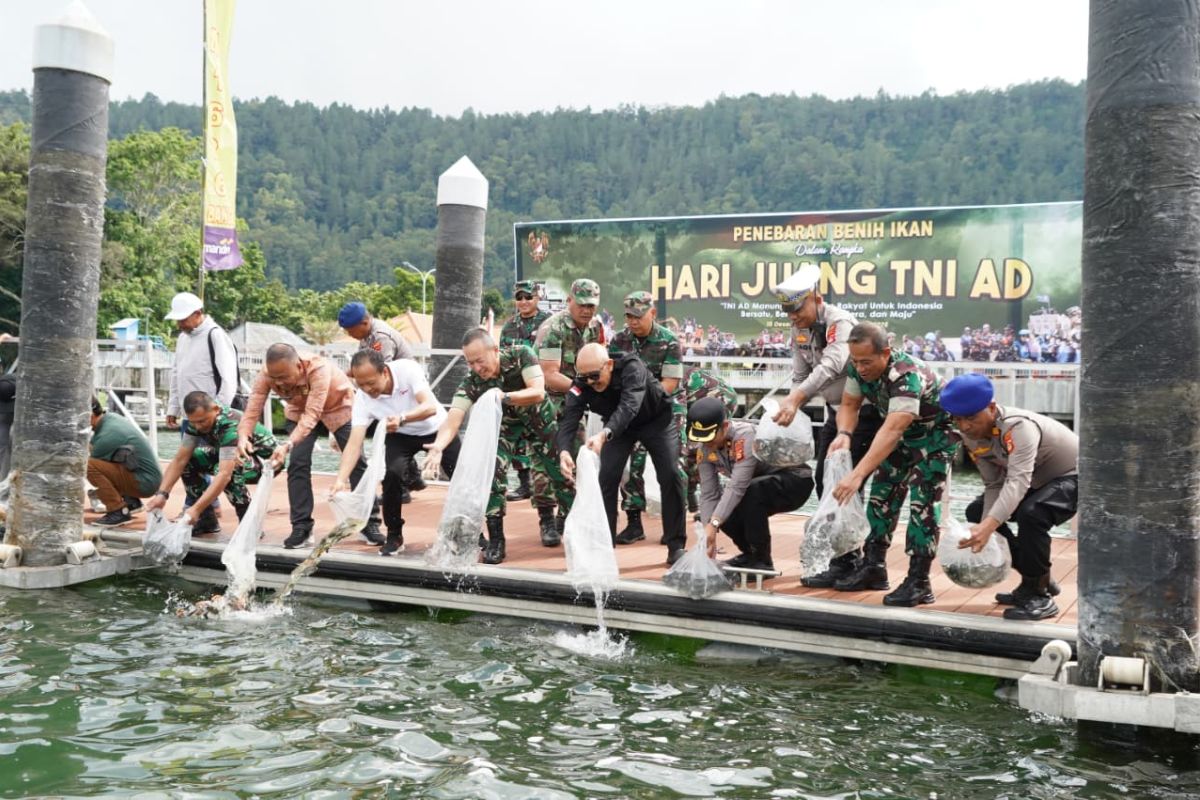 Kodam Udayana tebar puluhan ribu benih ikan di Danau Batur Bangli