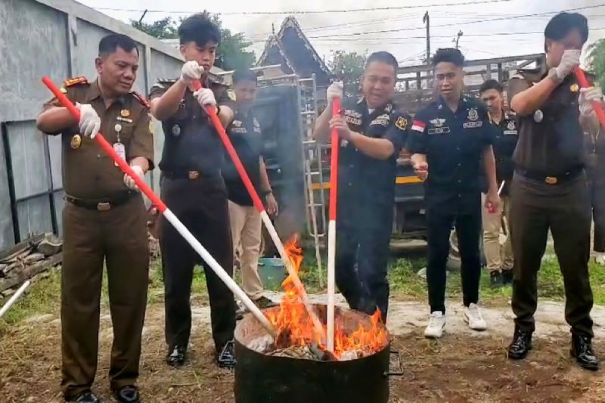 Kejari Kotim musnahkan barang bukti dari 245 perkara