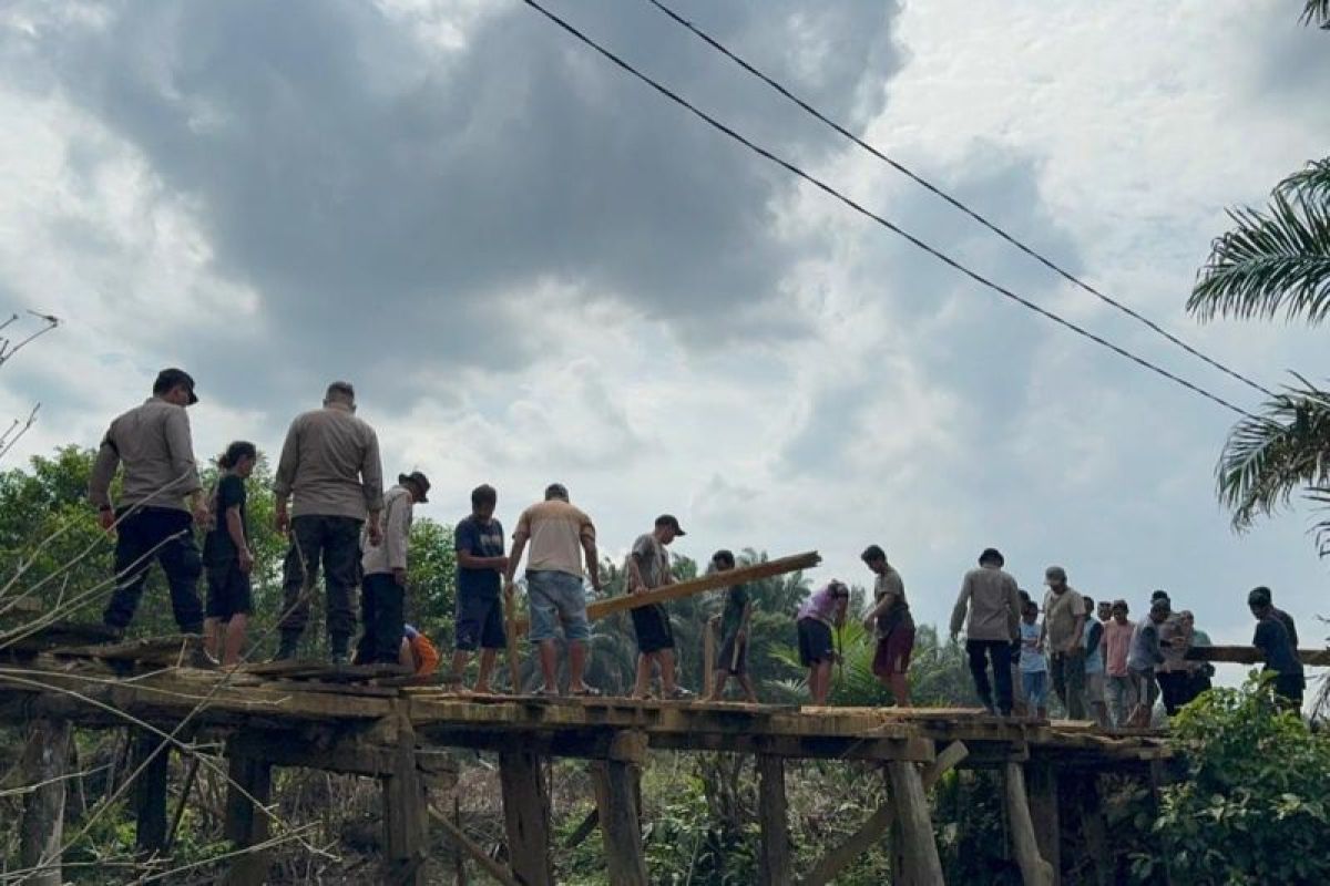 Polisi dan warga di Jambi rehabilitasi jembatan penghubung antar desa