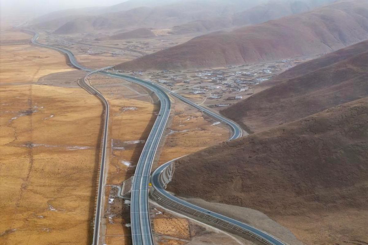 Stasiun tertinggi di jalur kereta Qinghai-Xizang resmi dibuka