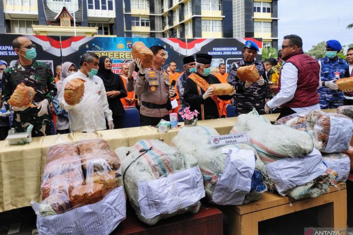 Polda Sumbar ungkap penyelundupan 120 Kilogram ganja di tengah bencana (Video)
