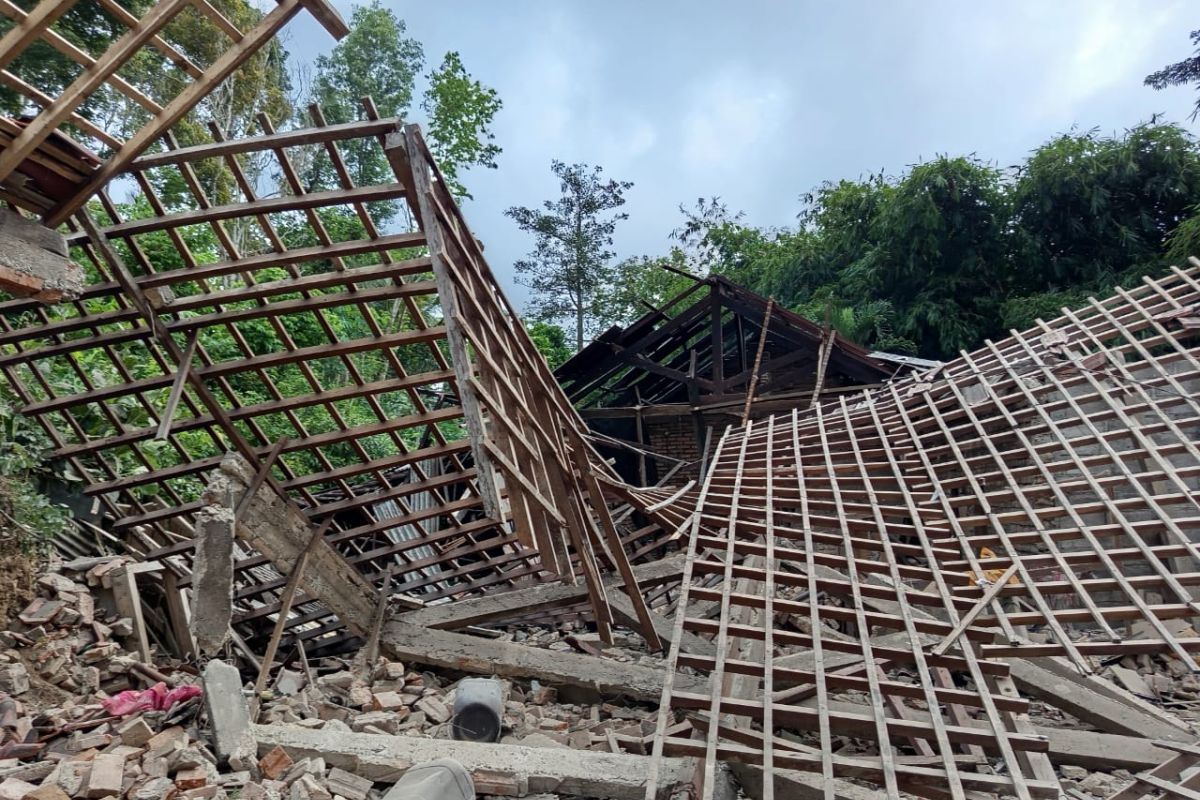 Ledakan keras hancurkan tiga rumah di Pacitan