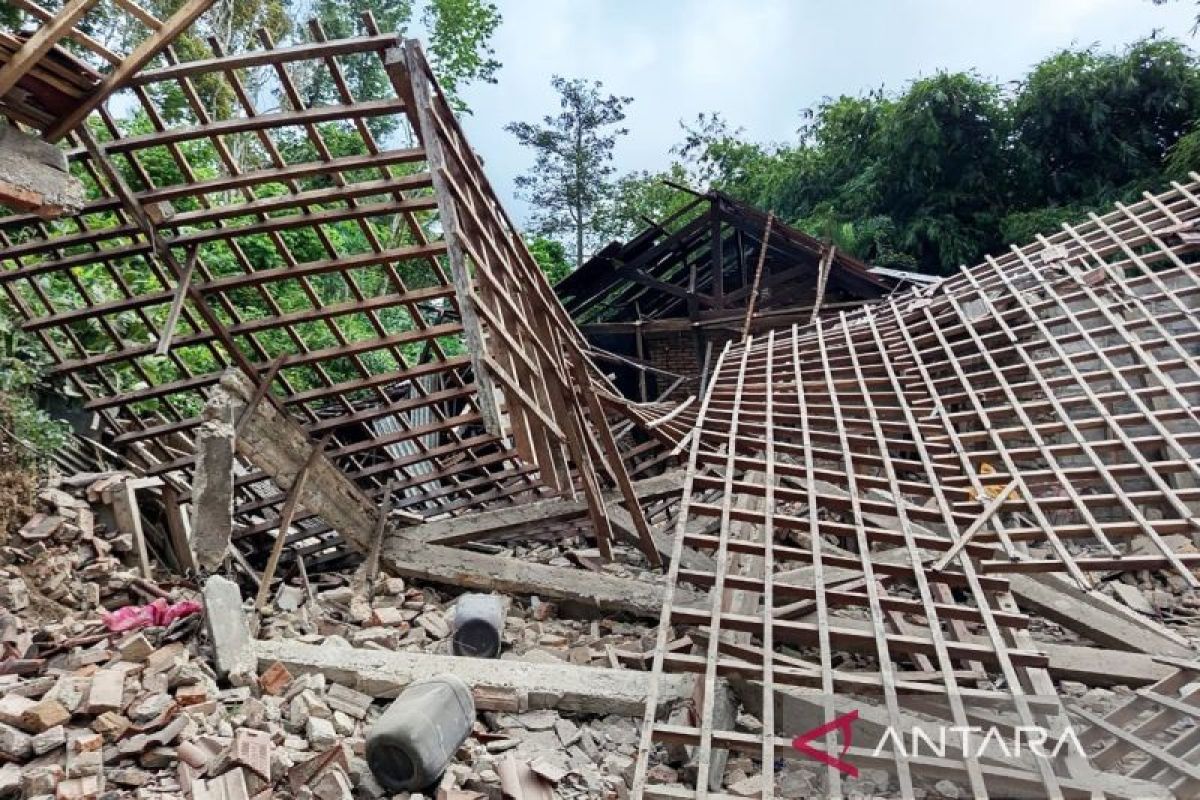Flash: Ledakan keras hancurkan tiga rumah di Pacitan