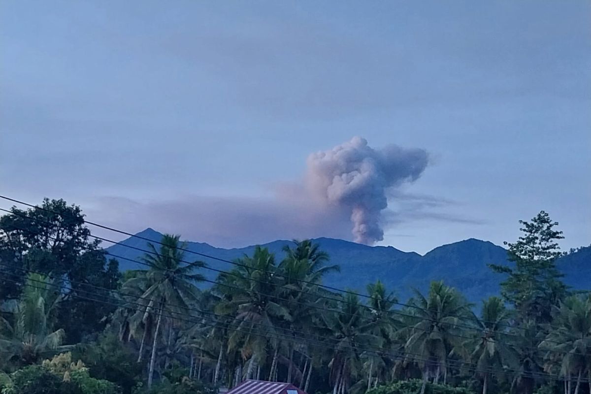 Gunung Dukono semburkan asap putih setinggi hingga 900 meter