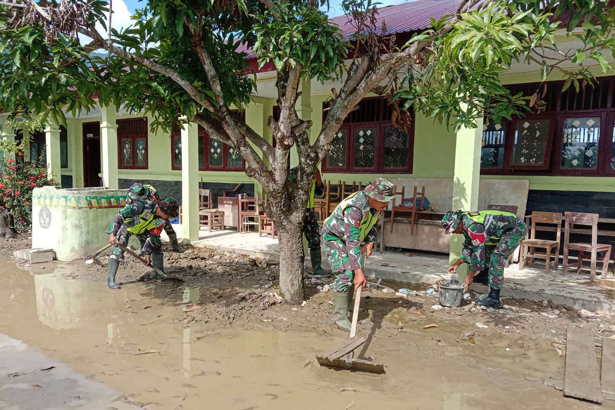 Kodim Aceh Tenggara bersihkan fasilitas pendidikan terdampak banjir