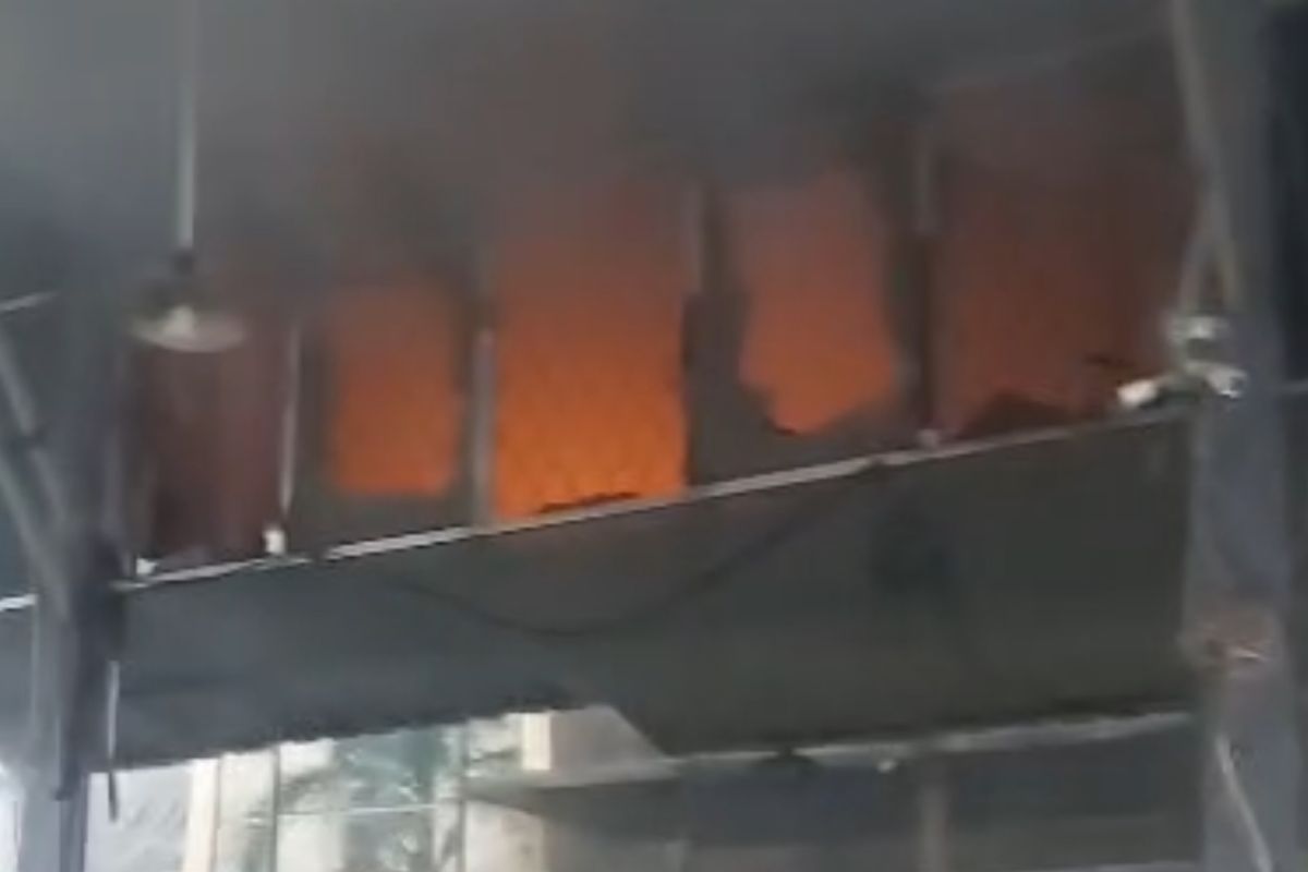 Kebakaran melanda sebuah ruko di Penjaringan