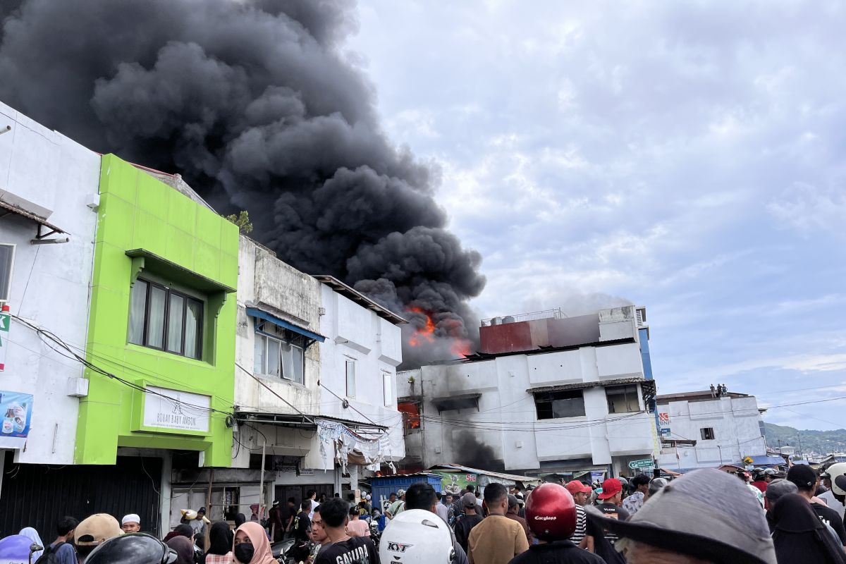 Tujuh unit mobil Damkar berhasil padamkan tujuh Ruko terbakar di Pasar Batu Merah, Ambon