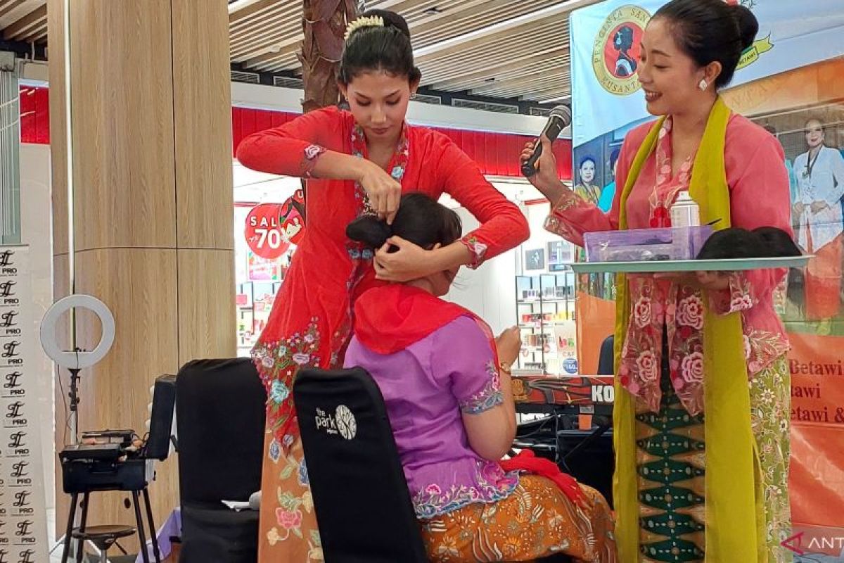 Padu padan kebaya Encim gaya modern ala None Jakarta