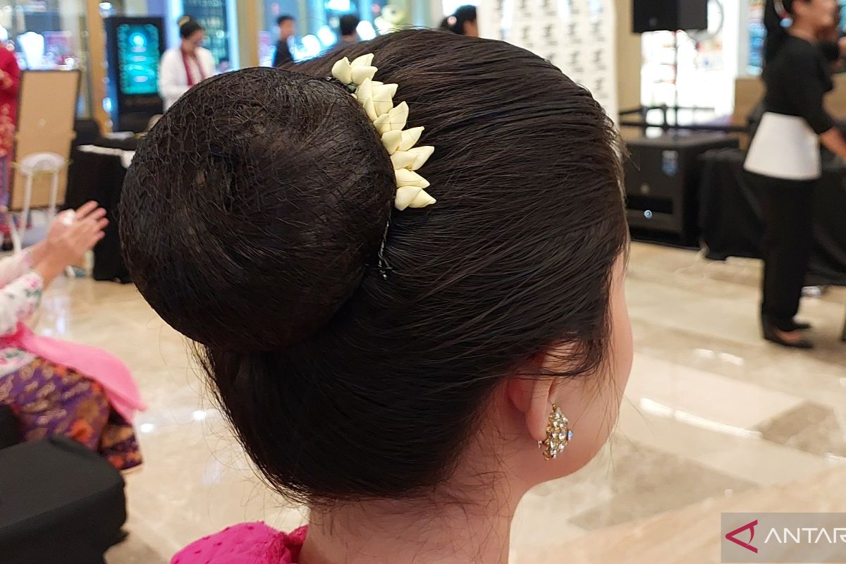 Tutorial simpel pakai konde cepol khas Betawi 