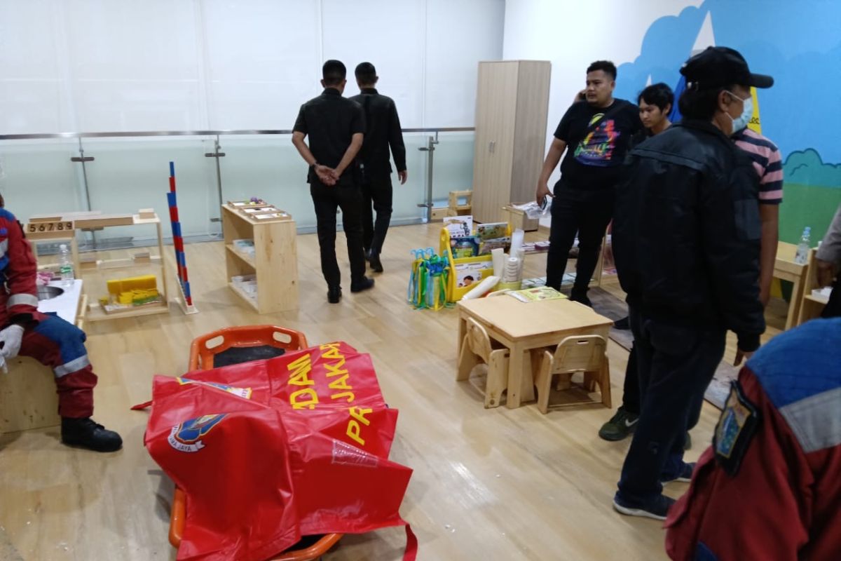 Gulkarmat Jakut evakuasi jasad pria tersetrum listrik di Tanjung Priok