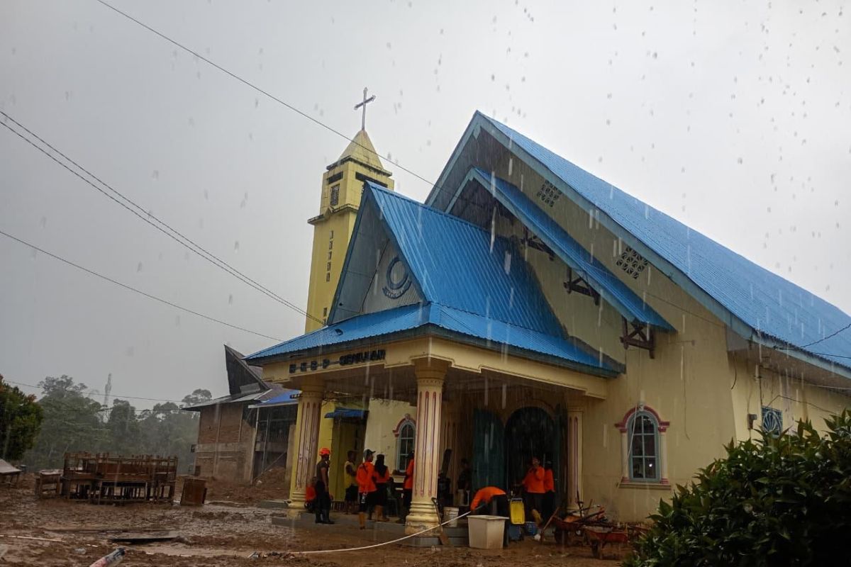 GP Ansor bantu bersihkan gereja terdampak banjir di Tapanuli Tengah