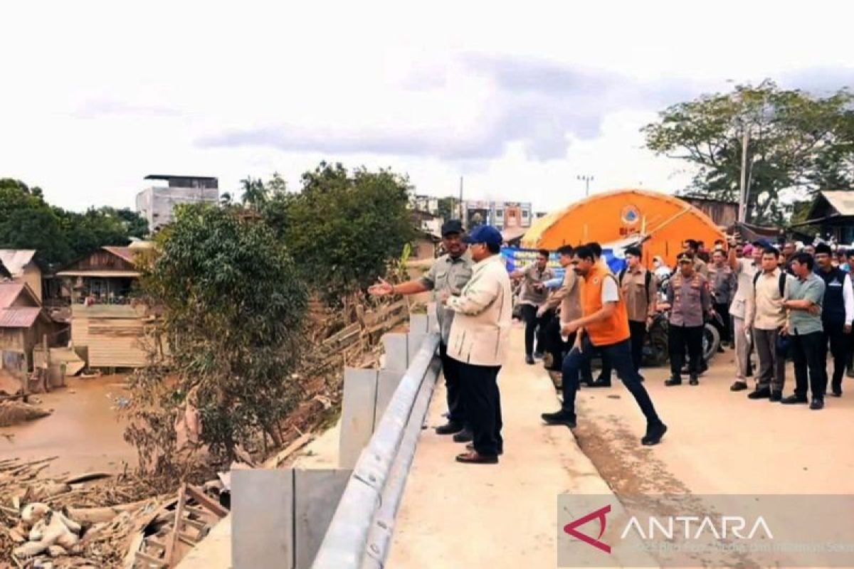 Politik kemarin, Prabowo cek kayu banjir hingga Kapolri teken Perpol