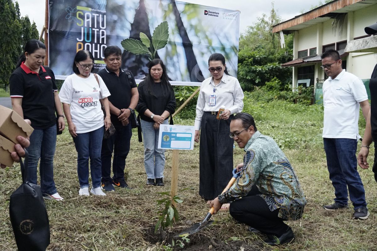 API tanam pohon di Bandara Samrat Manado wujudkan kawasan hijau