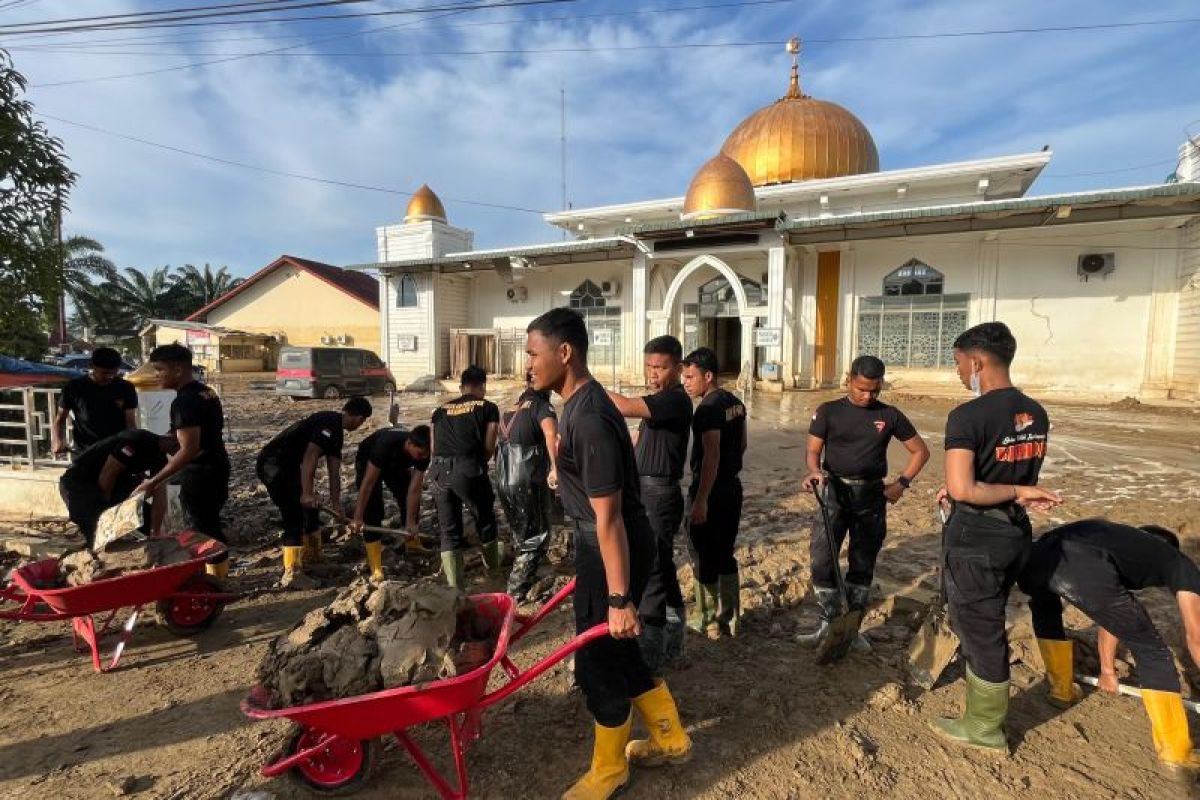 Usai dibersihkan personel Polri, masjid di Aceh Tamiang dipakai warga