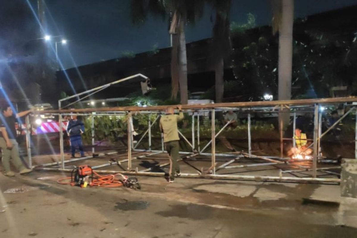 Satpol PP DKI bongkar reklame berkarat di Ancol