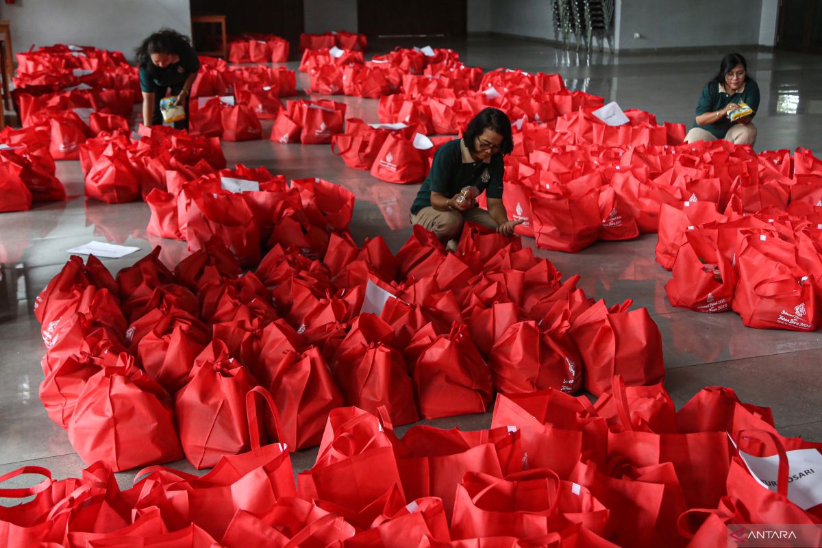 Rayakan Natal, Gereja Katolik St Theresia Bongsari gelar pasar tebus murah paket sembako