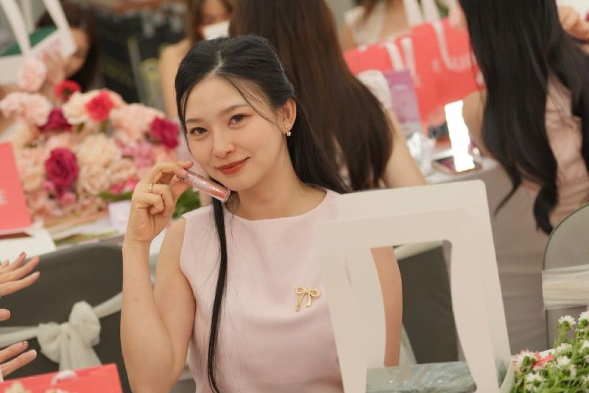 Lovely Playdate with ETUDE: Hadirkan tren bibir glossy lewat Over Glowy Tint