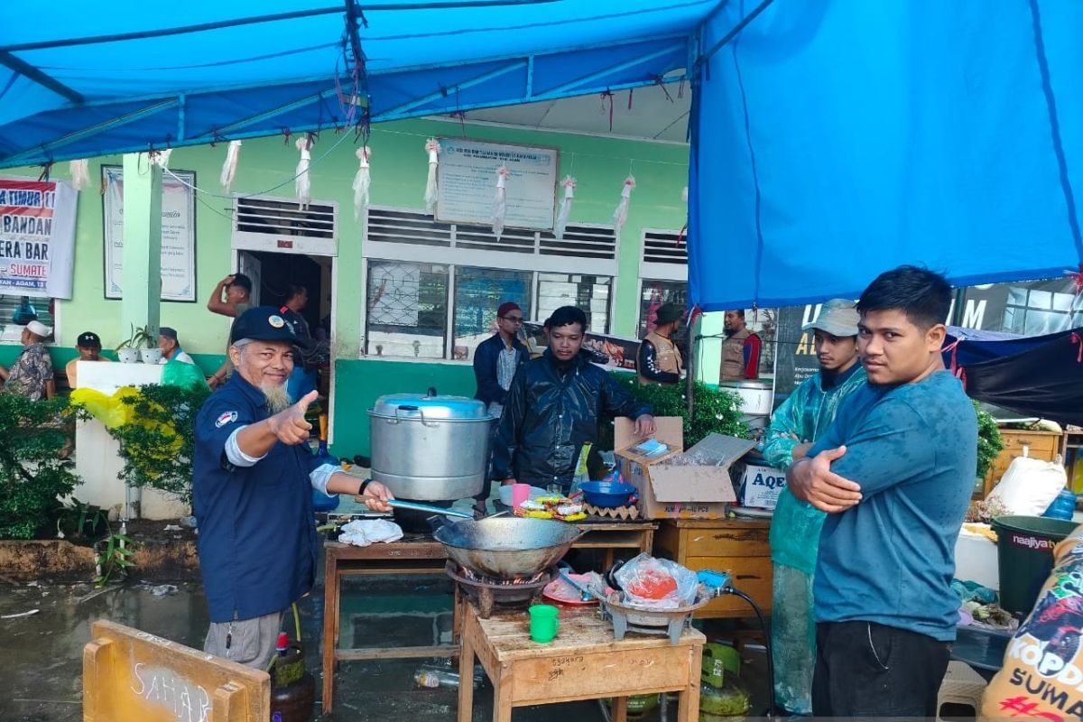 Dinsos: 16 dapur umum masih aktif bantu pengungsi di Agam