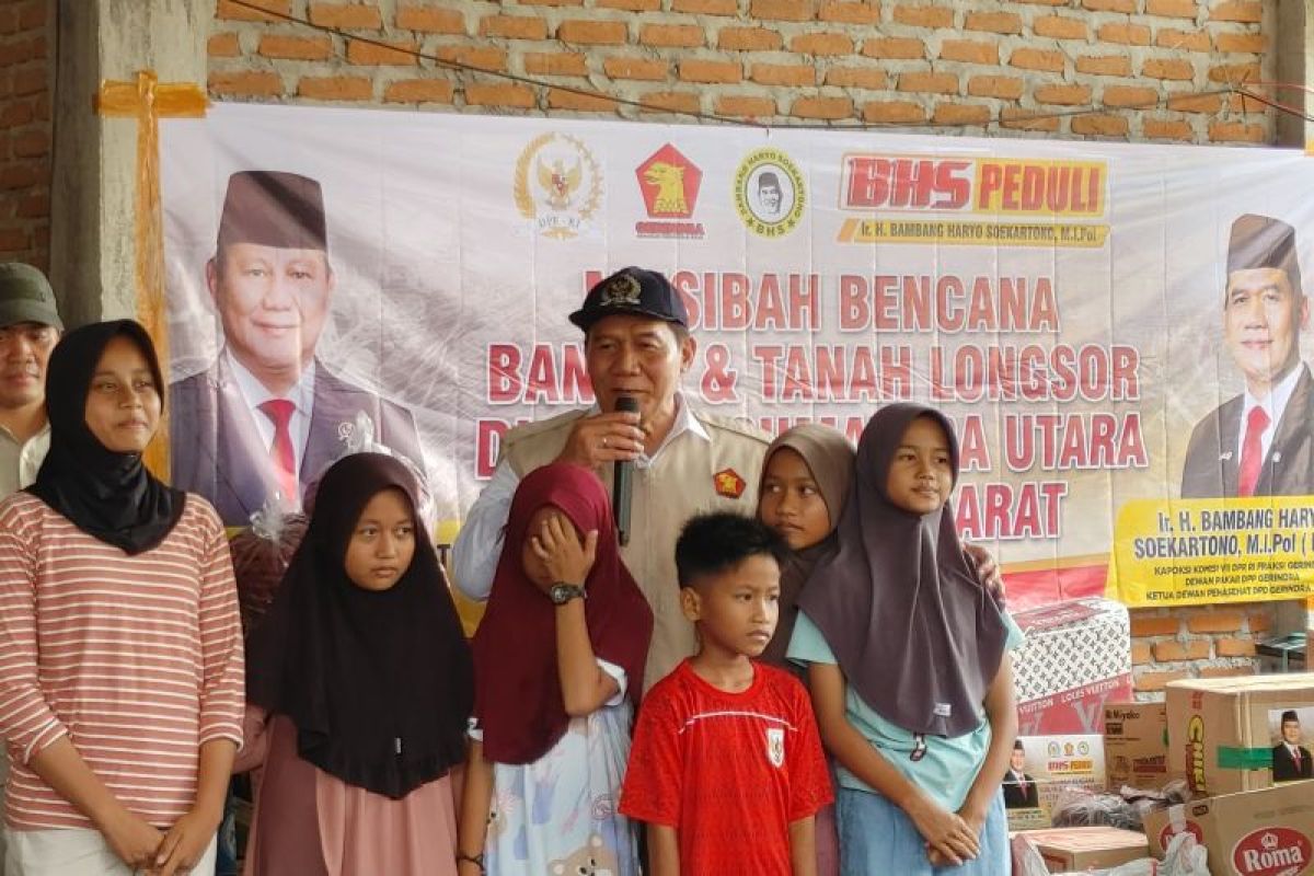 Anggota DPR RI Bambang Haryo Soekartono kuatkan korban bencana di Agam