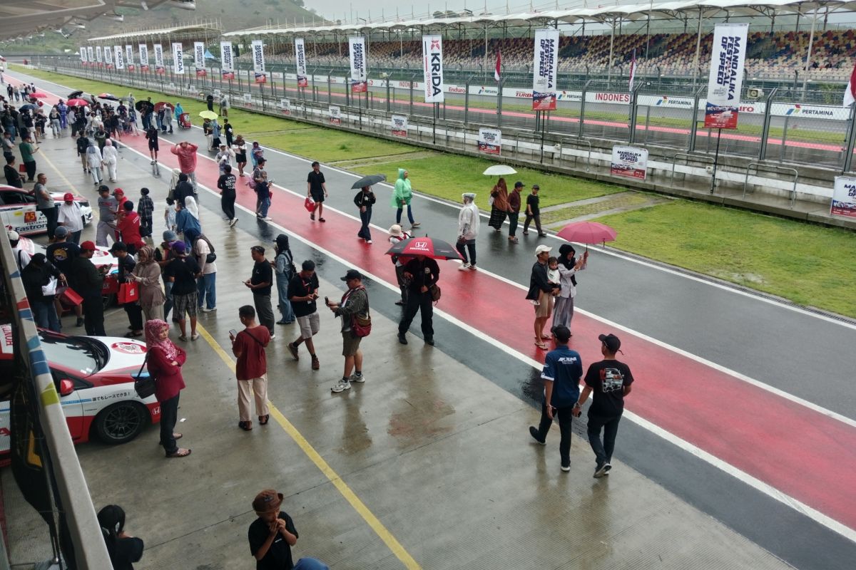 Race ajang MFoS Sirkuit Mandalika tetap berjalan meski hujan