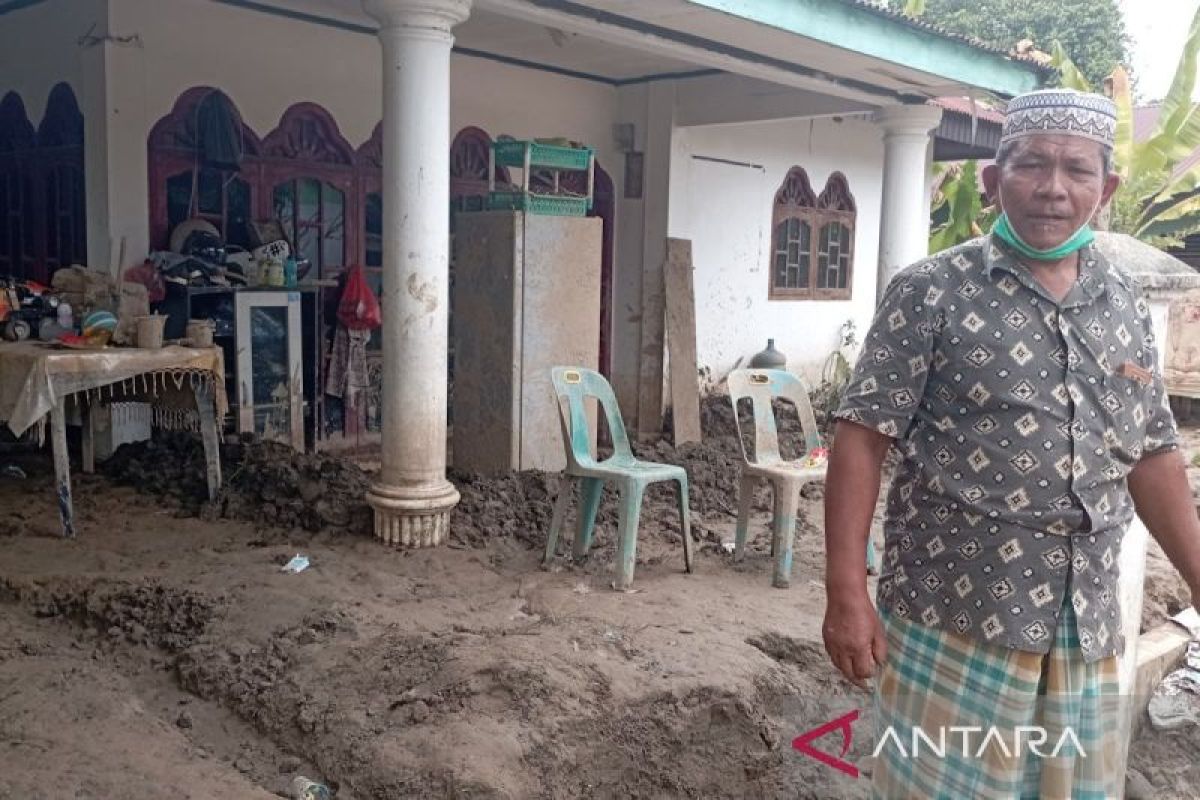 Korban banjir di Pidie Jaya butuh alat pembersih lumpur