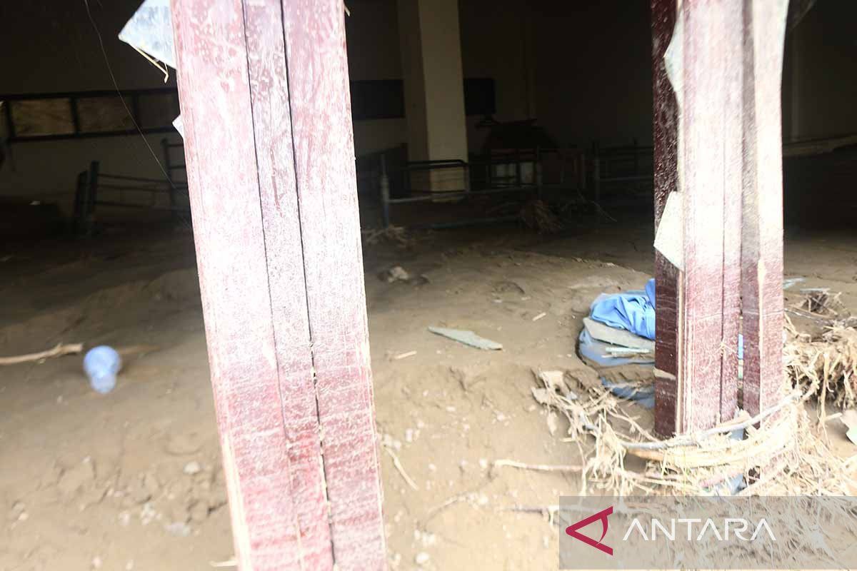 Pesantren di Pidie Jaya keruk lumpur banjir gunakan biaya sendiri