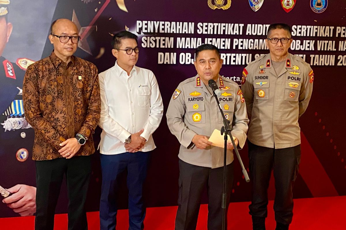 Polri serahkan sertifikat audit pengamanan ke BUMN dan perusahaan