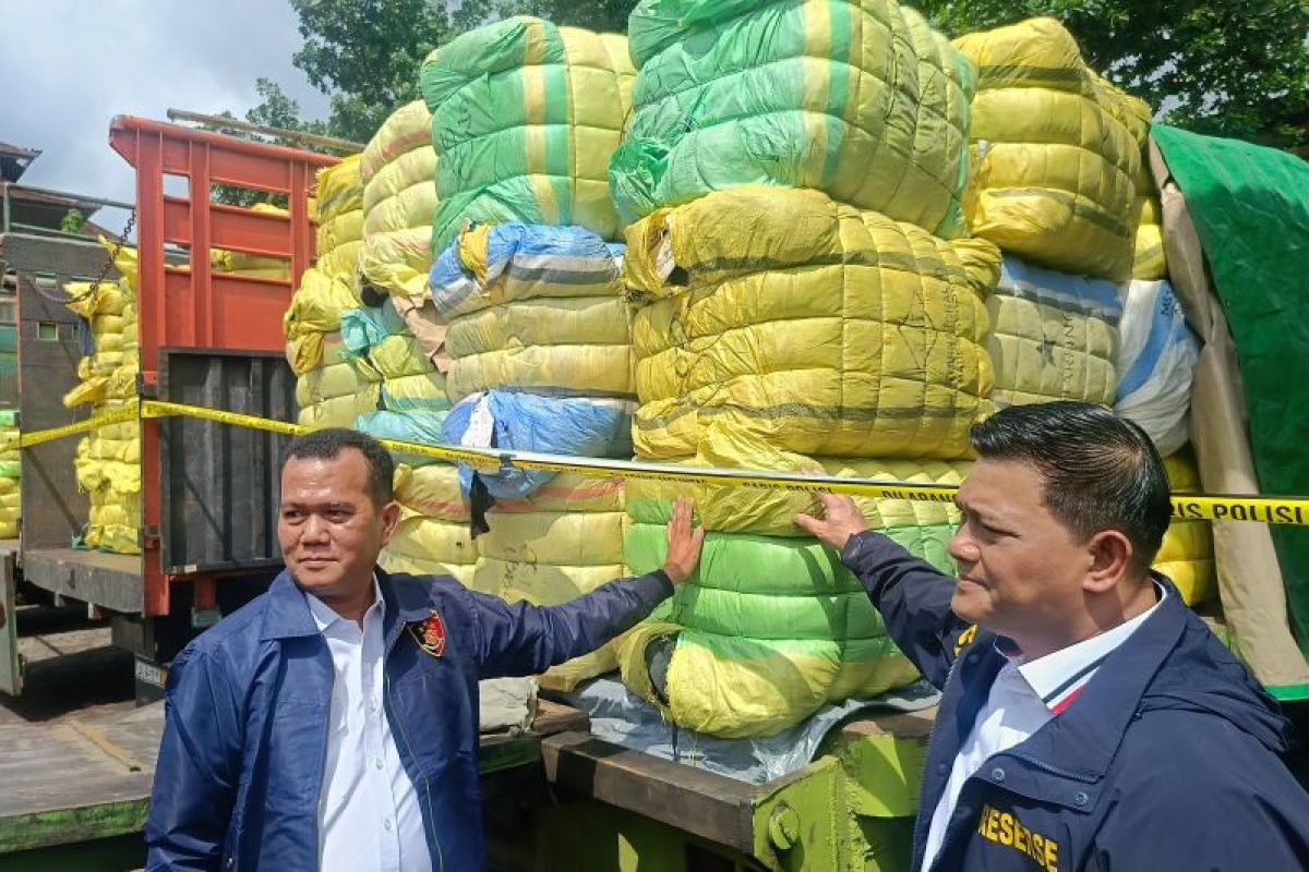 Bareskrim Polri ungkap impor pakaian bekas senilai Rp669 miliar
