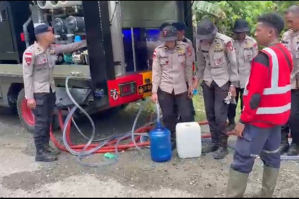 Brimob membantu air bersih ke warga terdampak banjir di Arso Keerom