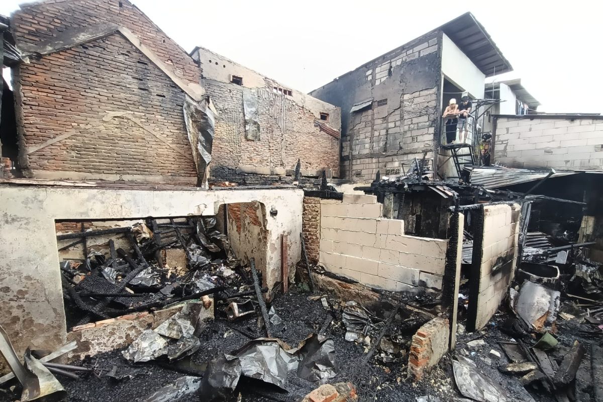 Kebakaran melanda tiga rumah di Gropet, diduga akibat kebocoran gas