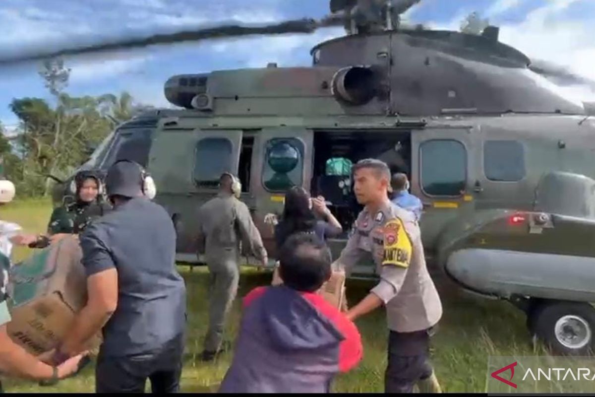 TNI AU kerahkan heli antar logistik ke lokasi bencana di Sumbar