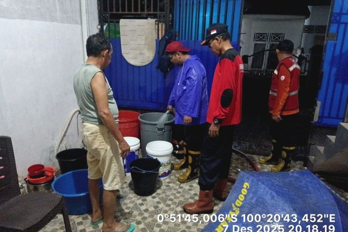 Semen Padang Peduli salurkan 232 ribu liter air bersih ke daerah terdampak banjir di Padang