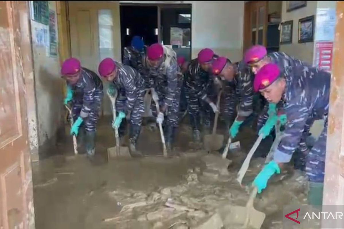 Personel Marinir bersihkan RSUD Tamiang dari lumpur pascabencana