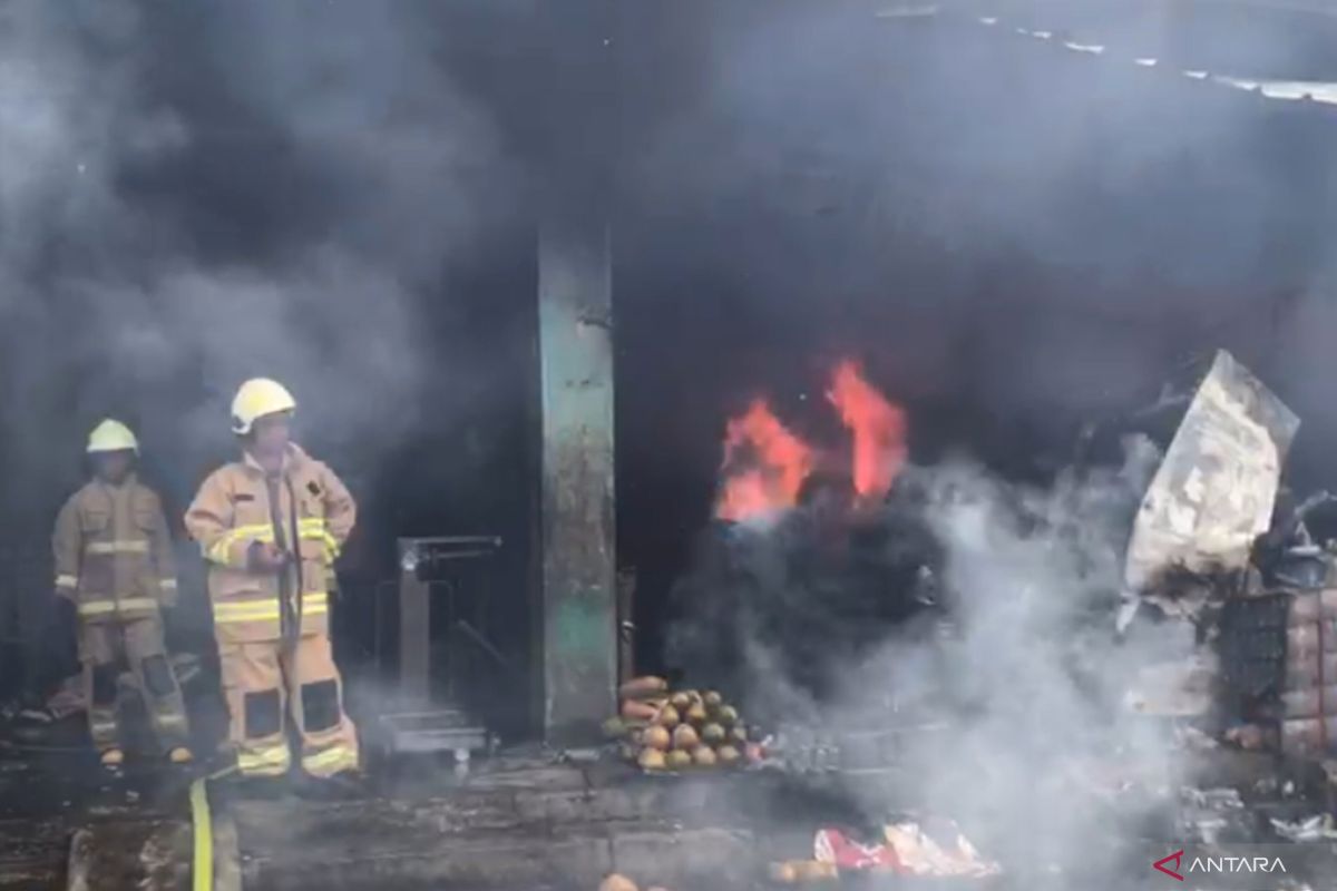 95 personel damkar padamkan kebakaran Pasar Induk Kramat Jati