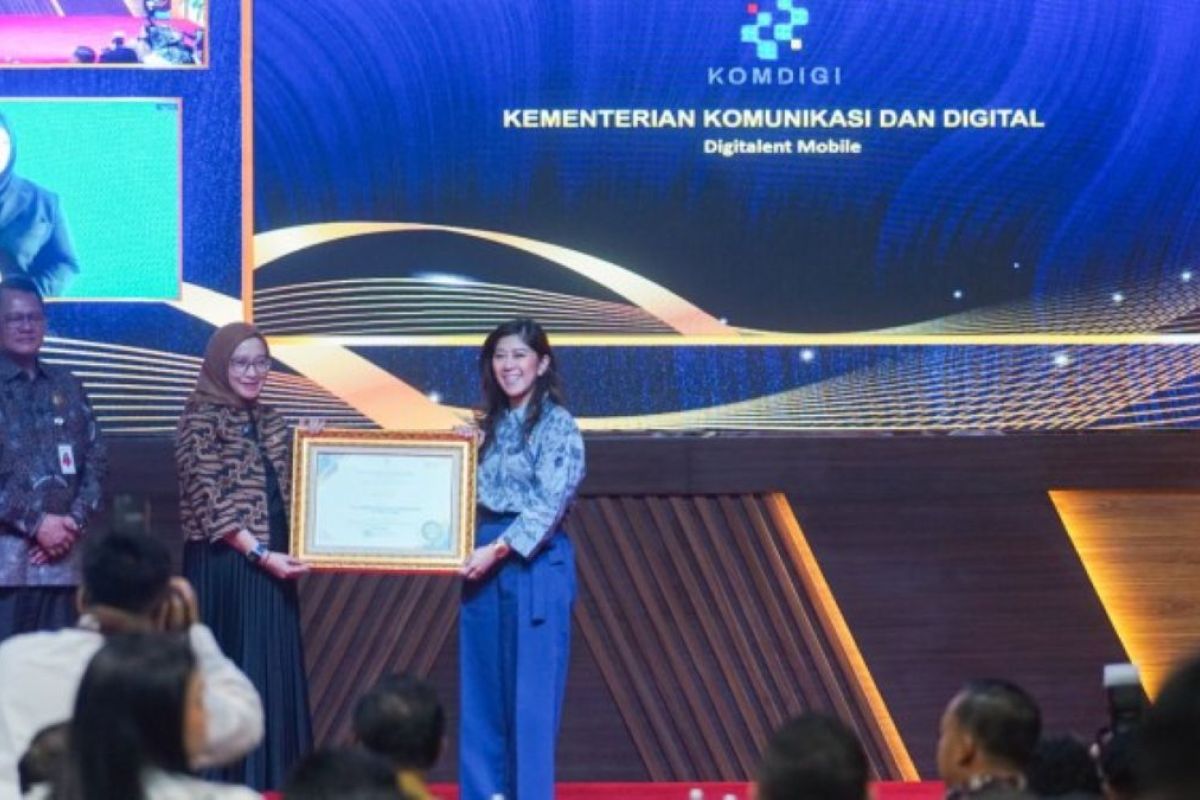 Menteri Komunikasi dan Digital raih penghargaan OPSI KIPP 2025