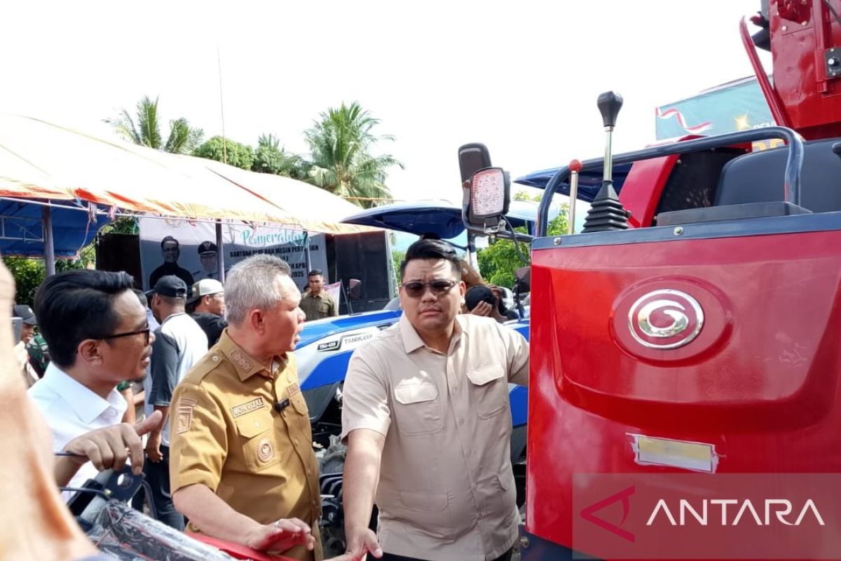 Wakil Ketua MPR RI serahkan bantuan alsintan ke petani Sigi Sulteng