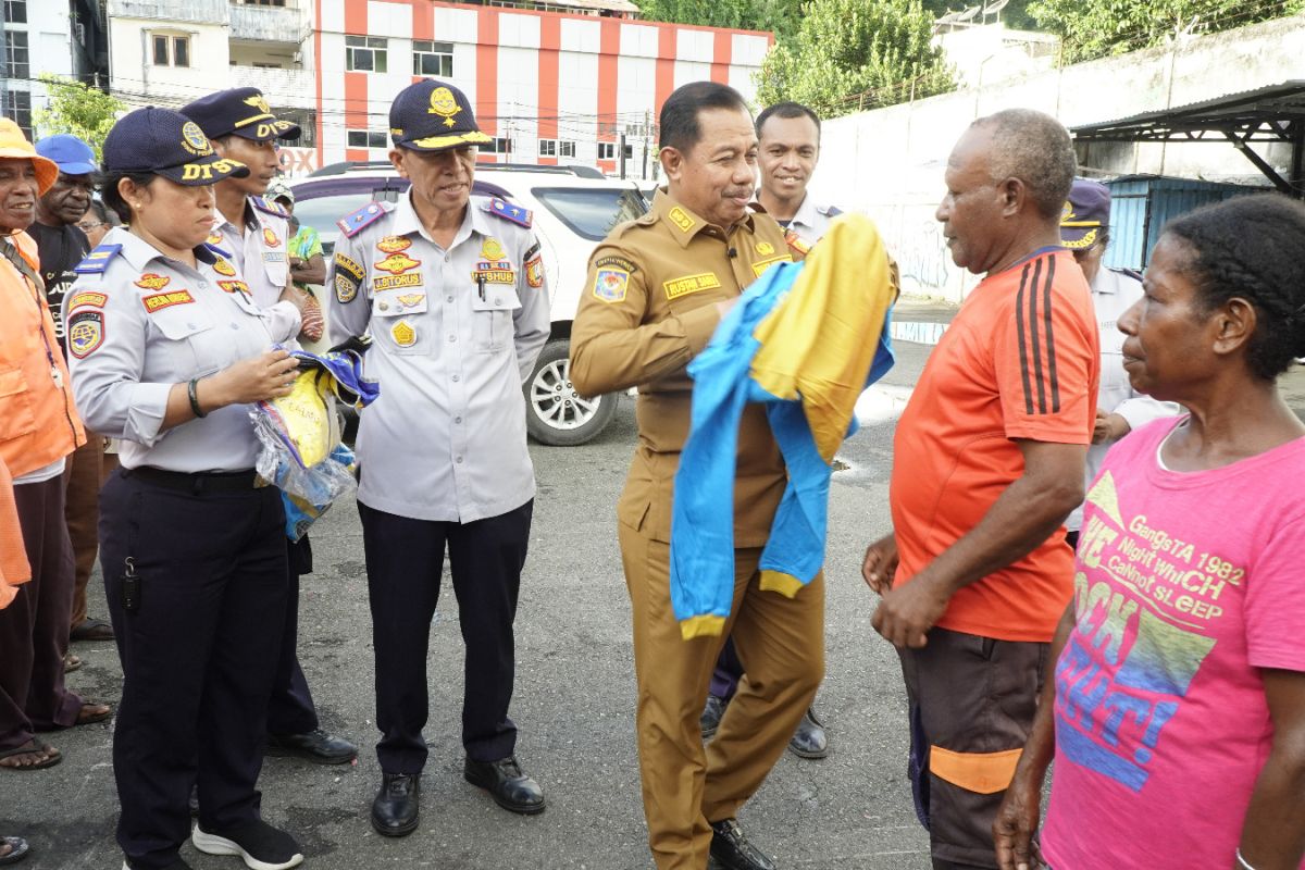 Pemkot Jayapura menata perparkiran lewat pemberian baju seragam juru parkir